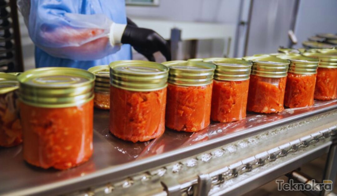 proses pengemasan kornet ke dalam kaleng yang dipanaskan